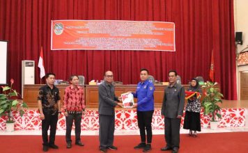 Pj. Bupati Sampaikan Pidato Pengantar Rancangan Perubahan KUA dan PPAS APBD 2024 ke DPRD Landak
