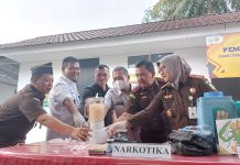 Kejari Landak Musnahkan Barang Bukti Dari 93 Perkara Inkrah
