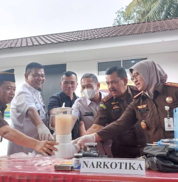 Kejari Landak Musnahkan Barang Bukti Dari 93 Perkara Inkrah