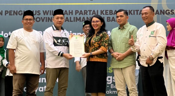 Karolin-Erani Terima SK B1 KWK Dari PKB