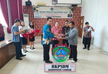 Gutmen Serahkan SK Pensiun Bagi PNS Pemkab Landak