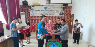 Gutmen Serahkan SK Pensiun Bagi PNS Pemkab Landak