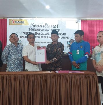 Tingkatkan Pengawasan Partisipatif, Bawaslu dan Ikatan Wartawan Online Landak Jalin MoU