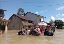 Gunakan Tandu, Polisi Bantu Evakuasi Warga Sakit Terobos Banjir