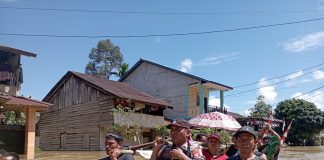 Gunakan Tandu, Polisi Bantu Evakuasi Warga Sakit Terobos Banjir