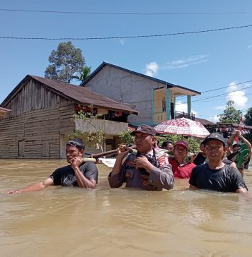 Gunakan Tandu, Polisi Bantu Evakuasi Warga Sakit Terobos Banjir