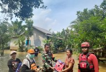 Babinsa Koramil 1210-05 Menyuke Bantu Salurkan Logistik Bagi Korban Banjir