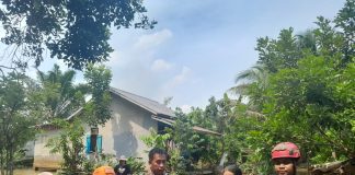 Babinsa Koramil 1210-05 Menyuke Bantu Salurkan Logistik Bagi Korban Banjir