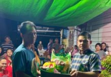 Erani Serahkan Bantuan Kepada Korban Kebakaran di Desa Amboyo Inti