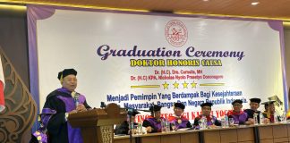 Cornelis Terima Gelar Doktor Honoris Causa Dari STT Kadesi Yogyakarta