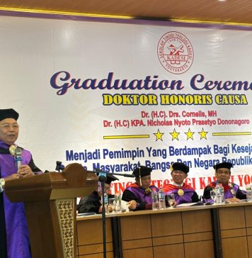 Cornelis Terima Gelar Doktor Honoris Causa Dari STT Kadesi Yogyakarta