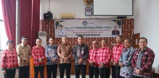 Delapan ASN Tenaga Pendidik dan Kesehatan Pemkab Landak Terima SK Pensiun
