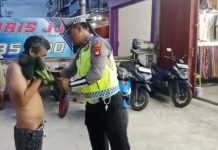 Aksi Anggota Polantas Polres Landak Beri Baju ke ODGJ Bugil Tuai Pujian