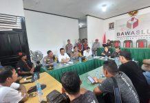 Sejumlah Massa Tim Pemenangan HEVI Datangi Kantor Bawaslu Landak Pertanyakan Tindak Lanjut Laporan Dugaan Pelanggaran Kampanye