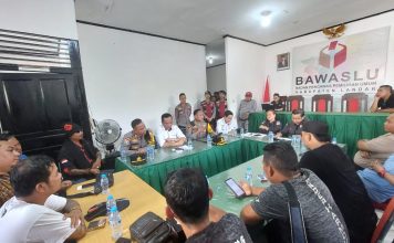 Sejumlah Massa Tim Pemenangan HEVI Datangi Kantor Bawaslu Landak Pertanyakan Tindak Lanjut Laporan Dugaan Pelanggaran Kampanye