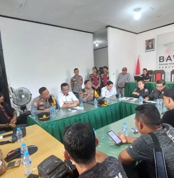Sejumlah Massa Tim Pemenangan HEVI Datangi Kantor Bawaslu Landak Pertanyakan Tindak Lanjut Laporan Dugaan Pelanggaran Kampanye