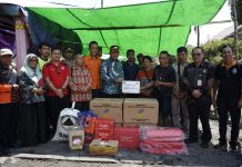 Tinjau Korban Kebakaran di Desa Kayu Ara, Pj. Bupati Landak Serahkan Bantuan
