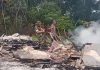 Personel Koramil 02/Mph Hulu Diterjunkan Bantu Bersihkan Puing Pasca Kebakaran di SDN 05 Sibawek