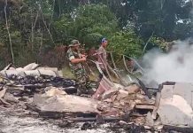Personel Koramil 02/Mph Hulu Diterjunkan Bantu Bersihkan Puing Pasca Kebakaran di SDN 05 Sibawek