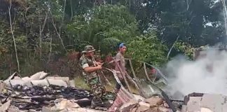 Personel Koramil 02/Mph Hulu Diterjunkan Bantu Bersihkan Puing Pasca Kebakaran di SDN 05 Sibawek