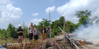 Forkopimcam Mandor Tertibkan Bekas Peti di Lokasi KIM