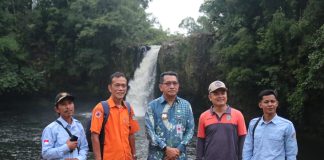 Kunjungi Desa Tenguwe, Pj. Bupati Landak Gelar Pengobatan Gratis Serta Tinjau PLTMH