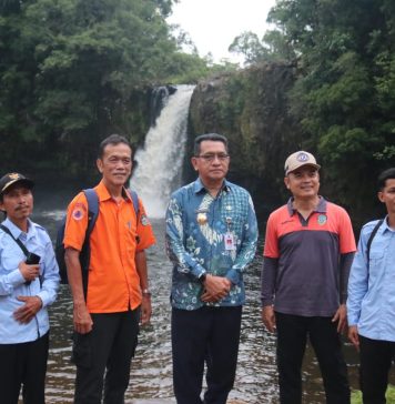 Kunjungi Desa Tenguwe, Pj. Bupati Landak Gelar Pengobatan Gratis Serta Tinjau PLTMH