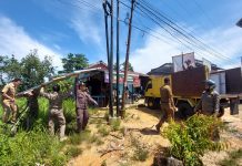 Bawaslu Landak Bersama Tim Pokja Kampanye Tertibkan APK Langgar Aturan
