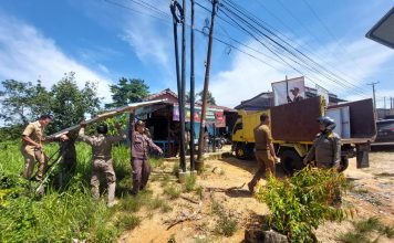 Bawaslu Landak Bersama Tim Pokja Kampanye Tertibkan APK Langgar Aturan