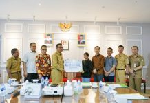 Gutmen Serahkan Santunan BPJS Ketenagakerjaan Kepada Petugas Badan Adhoc Pilkada 2024