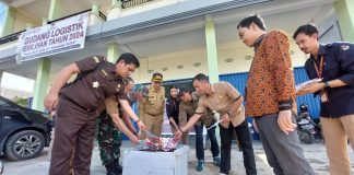 KPU Bersama Forkopimda Landak Musnahkan Surat Suara Rusak