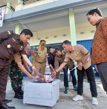 KPU Bersama Forkopimda Landak Musnahkan Surat Suara Rusak