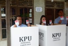 Heri Saman Salurkan Hak Suara di TPS 06 Didampingi Anak-Istri