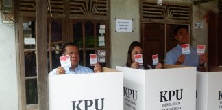 Heri Saman Salurkan Hak Suara di TPS 06 Didampingi Anak-Istri
