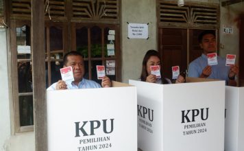Heri Saman Salurkan Hak Suara di TPS 06 Didampingi Anak-Istri