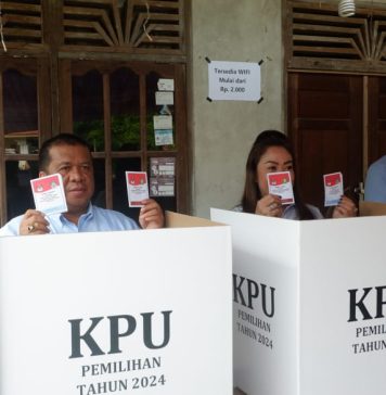 Heri Saman Salurkan Hak Suara di TPS 06 Didampingi Anak-Istri