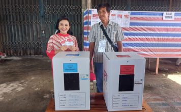 Karolin Salurkan Hak Suara di TPS 10, Didampingi Ketua Tim Kampanye KREN