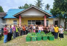 Warga Desa Kerohok Terima Bantuan Bibit Cabe dan Terong Dari Polsek Mandor