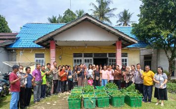 Warga Desa Kerohok Terima Bantuan Bibit Cabe dan Terong Dari Polsek Mandor