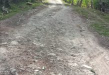 Warga Desa Sambet Keluhkan Jalan Rusak Tak Kunjung Dapat Perhatian