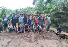 Babinsa Koramil 03/Mandor Bersama Warga Gotong Royong Bersihkan Material Lonsor