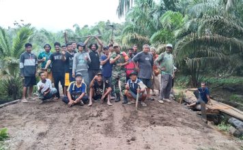 Babinsa Koramil 03/Mandor Bersama Warga Gotong Royong Bersihkan Material Lonsor