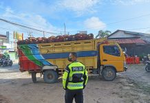 Satlantas Polres Landak Tertibkan Truk Pengangkut TBS Tanpa Jaring Pengaman
