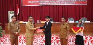 Pj. Bupati Landak Tanggapi Pandangan Umum Fraksi DPRD Terkait Pajak dan Restribusi Daerah