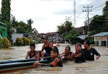 Aksi Heroik Babinsa Mempawah Hulu Selamatkan ODGJ Terbawa Arus Banjir