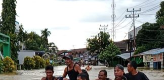 Aksi Heroik Babinsa Mempawah Hulu Selamatkan ODGJ Terbawa Arus Banjir