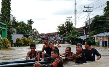 Aksi Heroik Babinsa Mempawah Hulu Selamatkan ODGJ Terbawa Arus Banjir