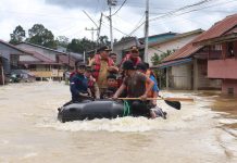 Pj. Bupati Landak Tinjau Lokasi Banjir dan Serahkan Bantuan