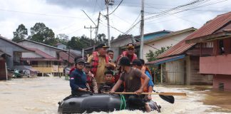 Pj. Bupati Landak Tinjau Lokasi Banjir dan Serahkan Bantuan