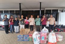 Pj. Sekda Landak Serahkan Bantuan Banjir di Tiga Kecamatan